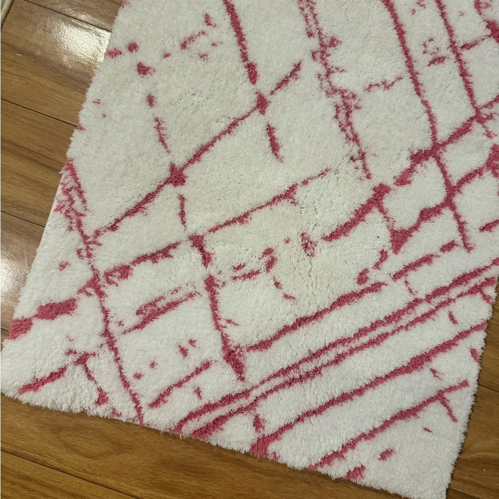 Tahari Home White and hot pink Bath Mat